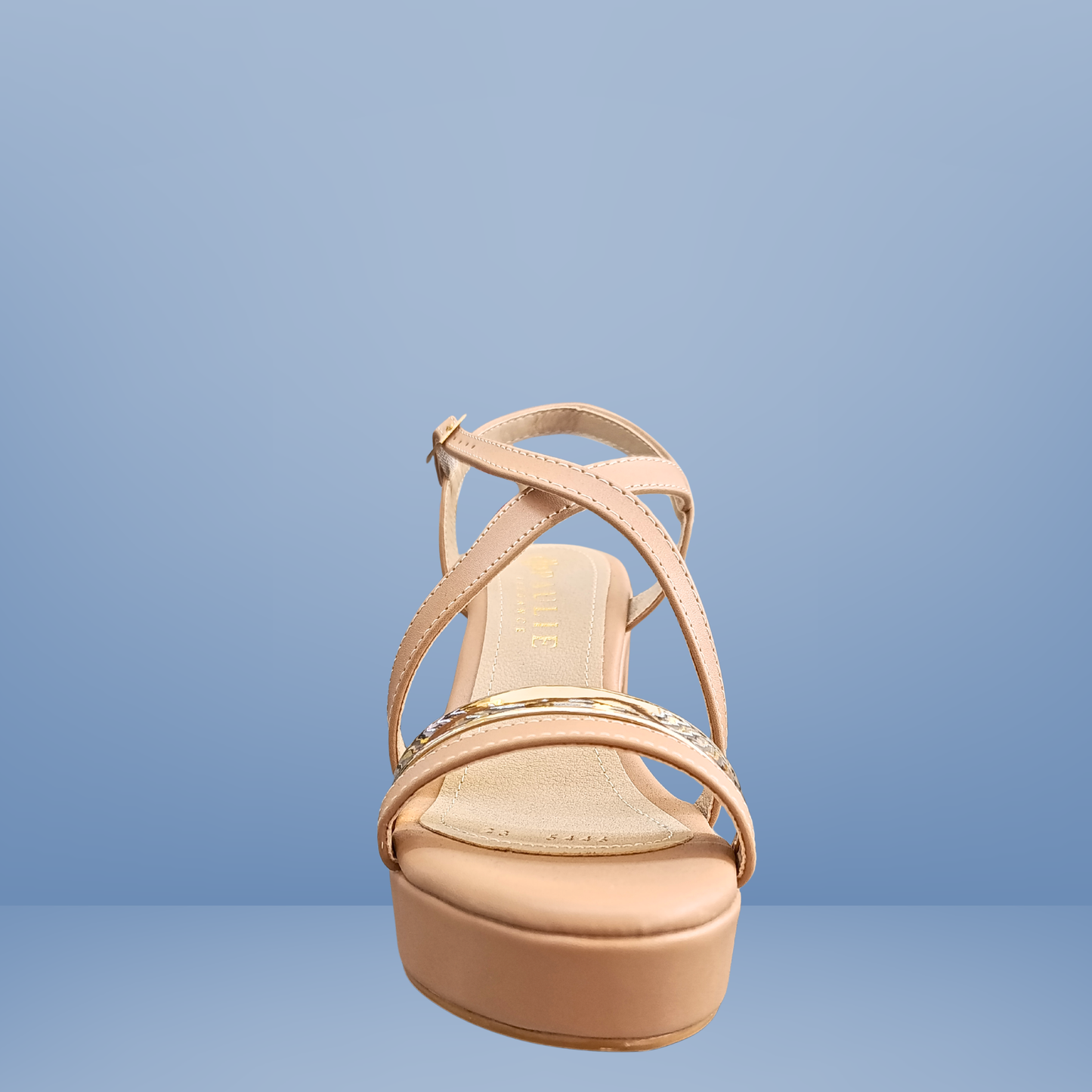 Sandalia camel con plataforma  con detalles metálicos -Paulie- 5446